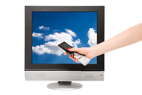 Frauenhand und TV-Bildschirm mit blauem Himmel — Stockfoto