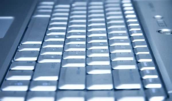 Laptop klawiatura niski kąt widzenia — Zdjęcie stockowe
