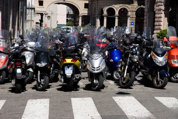 Lots of motorcycles in a city — Stockfoto