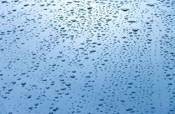 Gotas de água no capô do carro — Fotografia de Stock