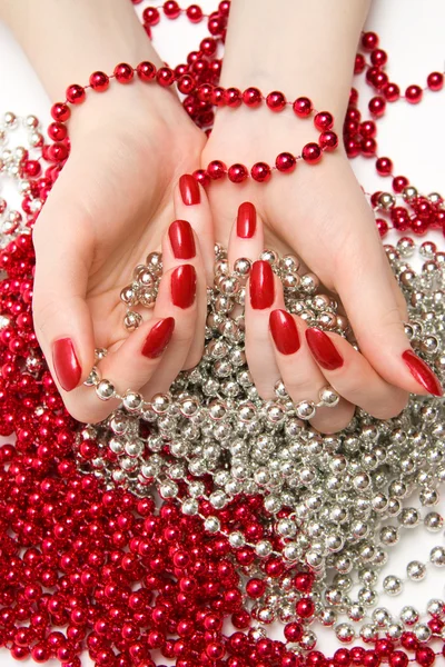 Deux mains de femme avec des perles de verre — Photo