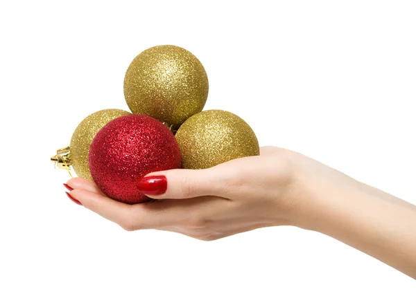 Женская рука с новогодними мячами — стоковое фото