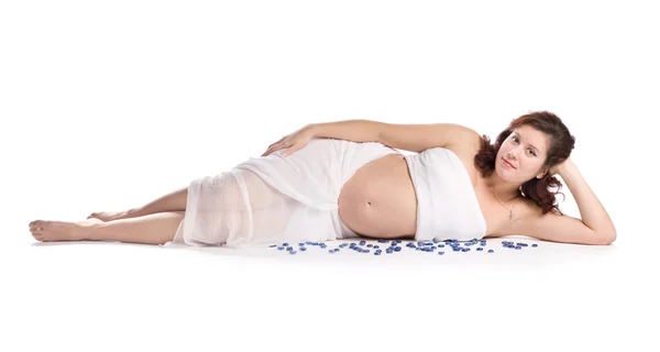 Ung gravid kvinna i vilande pose — Stockfoto