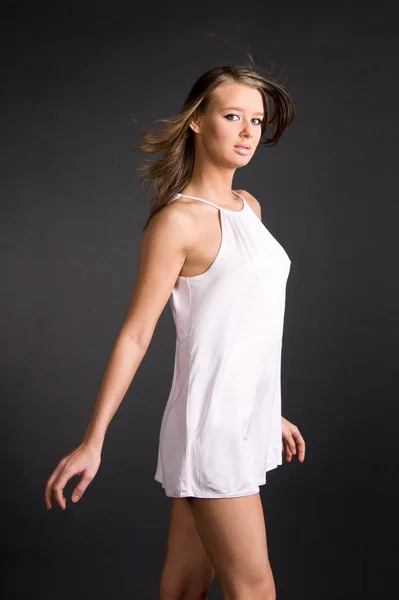 Jonge slanke vrouw in wit overhemd — Stockfoto