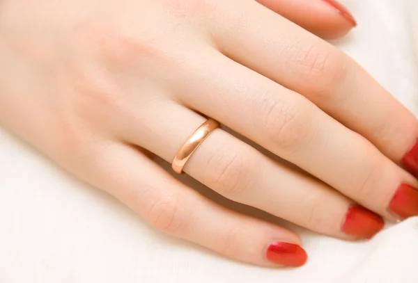 Mano de mujer con anillo dorado — Foto de Stock