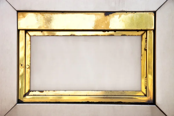 Старая золотая рамка на стене — стоковое фото