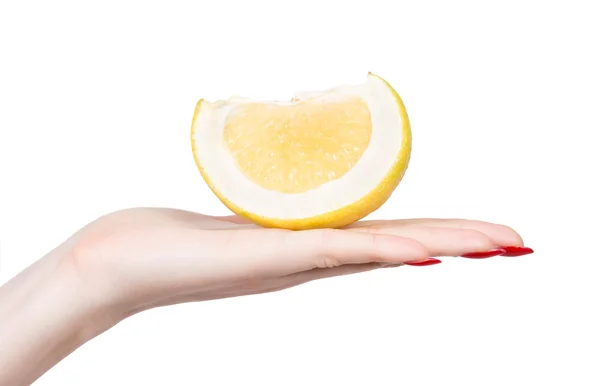 Nő kéz citrommal — Stock Fotó