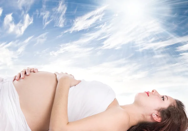 Parlak güneşin altında hamile kadın — Stok fotoğraf
