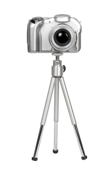 Küçük gümüş fotoğraf makinesi tripod üzerinde — Stok fotoğraf