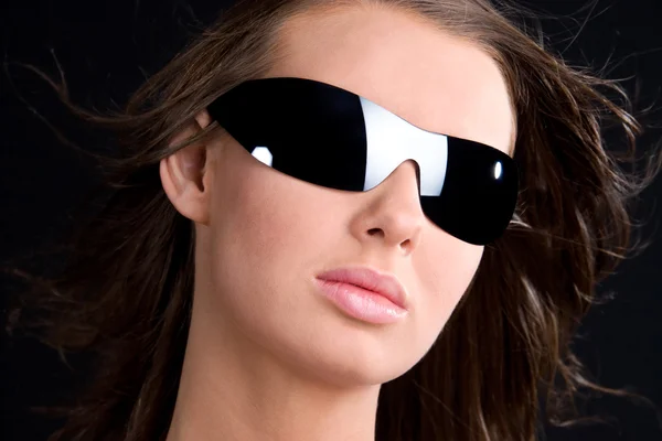 Glamour-Girl mit Sonnenbrille im Porträt — Stockfoto
