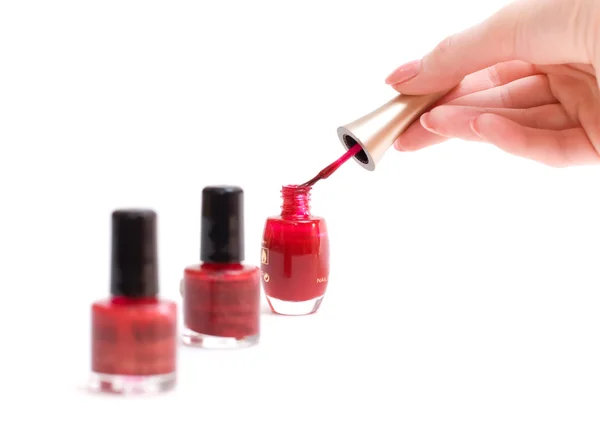 Mãos de mulher com tinta vermelha e escova — Fotografia de Stock