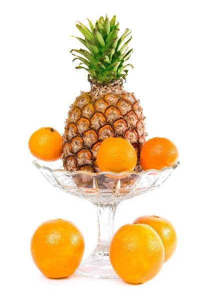 Pomarańcze, mandarynki i ananasem — Zdjęcie stockowe