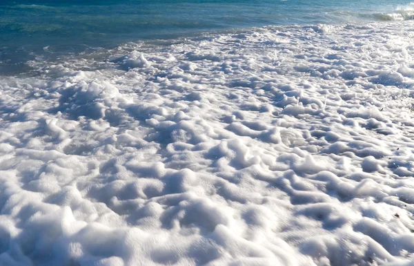 Морское побережье с пенными волнами — стоковое фото