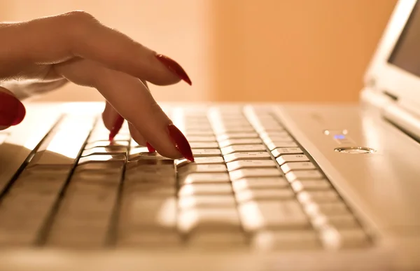 Женские пальцы на клавиатуре ноутбука — стоковое фото