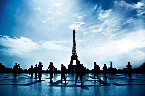Paris'te yürüyen silhouettes — Stok fotoğraf