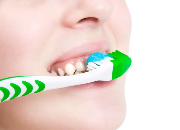 Jovem mulher limpando os dentes — Fotografia de Stock