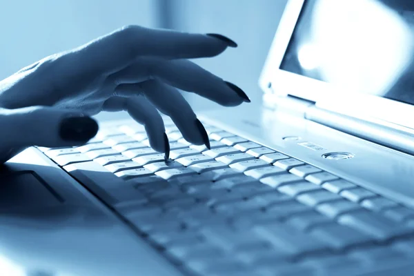 Main de femme sur clavier d'ordinateur portable — Photo
