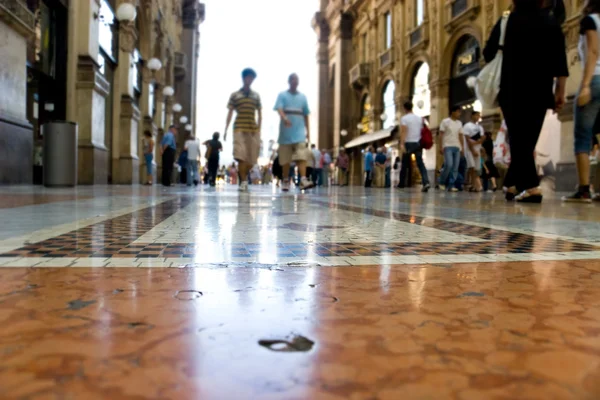 Caminar en un centro comercial Milán — Foto de Stock