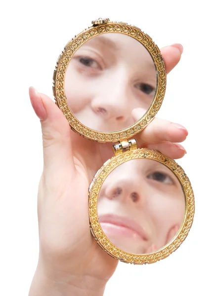 Женщина держит складное зеркало — стоковое фото