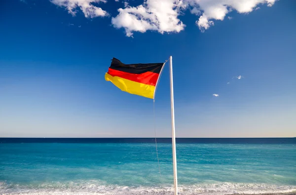 Niemieckie flagi na tle błękitnego nieba — Zdjęcie stockowe
