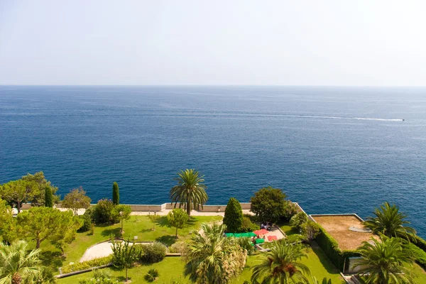 Uitzicht op een zee en de groene tuin — Stockfoto