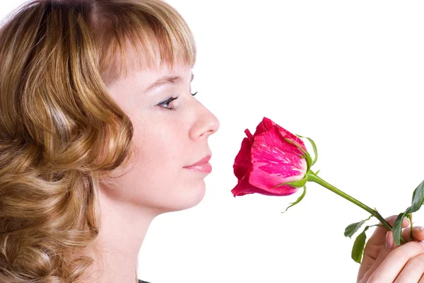 Νεαρή γυναίκα που μυρίζει ένα λουλούδι — Φωτογραφία Αρχείου