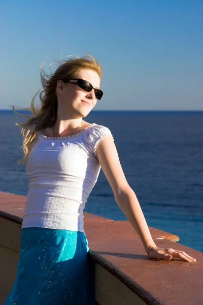 Ung kvinna avkopplande havet på — Stockfoto