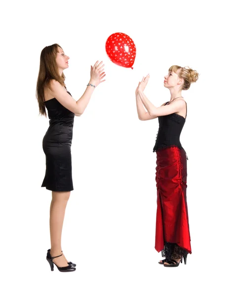 Δύο γυναίκες παίζουν με μπαλόνι — Φωτογραφία Αρχείου