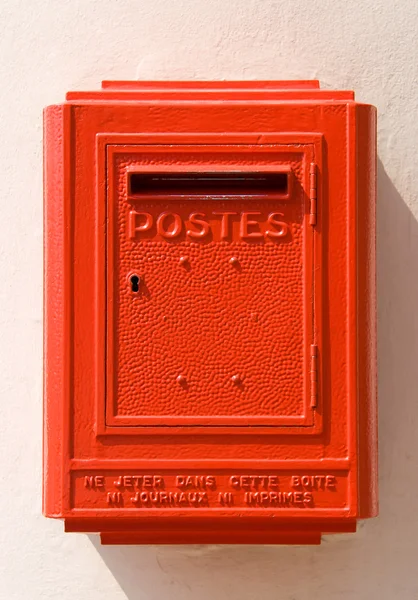 Caixa de correio francesa vermelha em uma parede — Fotografia de Stock