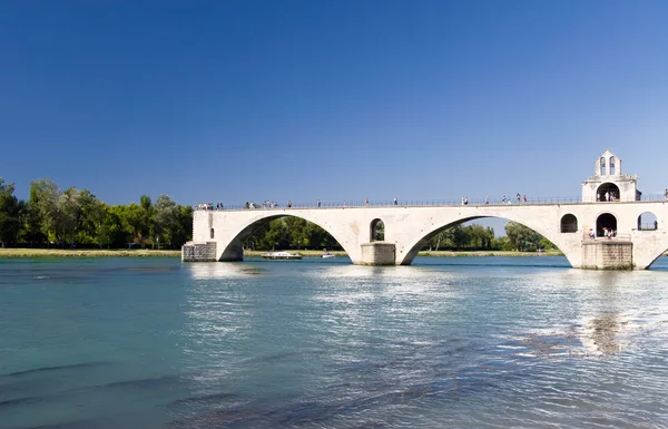 Gamla oavslutade bron över floden — Stockfoto