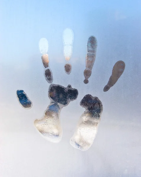 Отпечаток руки на замороженном стекле — стоковое фото