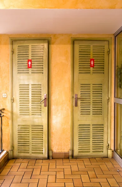 WC-Türen im klassischen Stil — Stockfoto