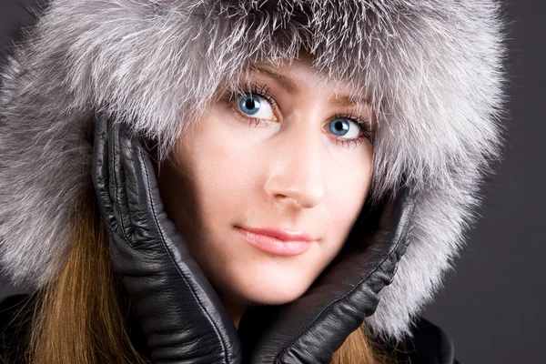 Giovane donna in grande berretto di pelliccia — Foto Stock