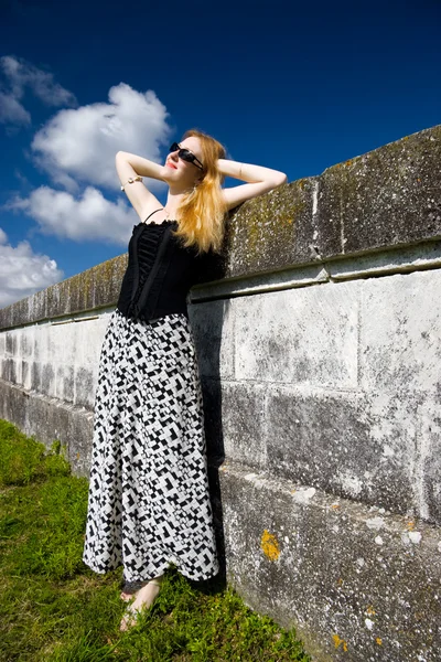 Jonge vrouw genieten van de zon — Stockfoto