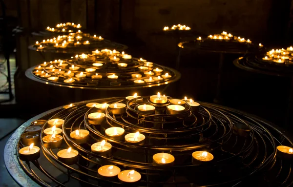 Viele Kerzen im alten Tempel — Stockfoto