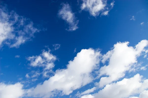Céu azul com nuvens fofas — Fotografia de Stock