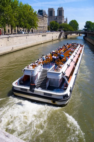 Barco turístico em Paris — Fotografia de Stock