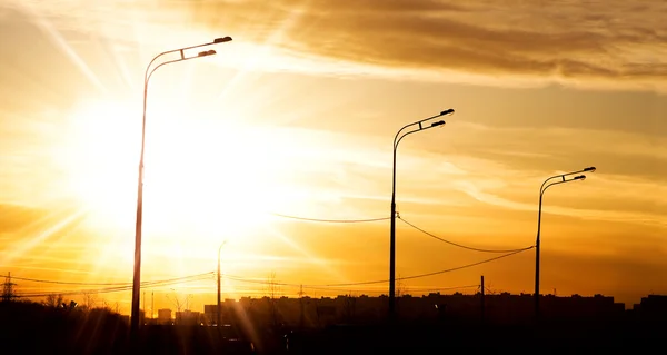 Coucher de soleil rouge dans une ville — Photo