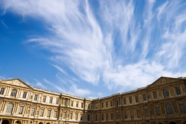 Edificio del Louvre y hermoso cielo azul — Foto de Stock