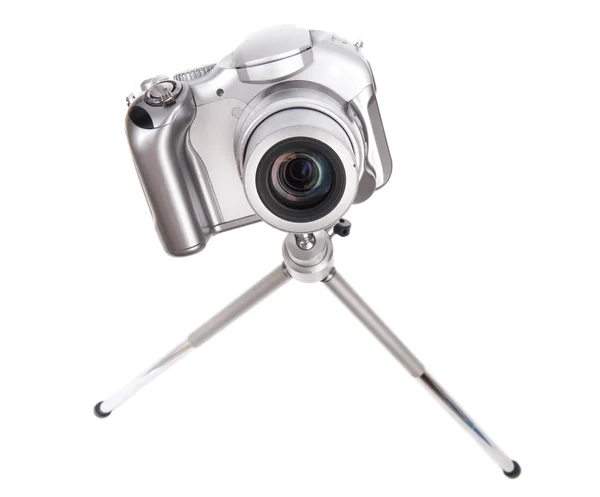 Piccola fotocamera digitale argento con treppiede — Foto Stock
