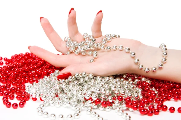 Kvinna hand med pärlor — Stockfoto