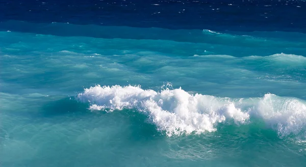Beautiful wave on azure blue water — Stock Photo, Image