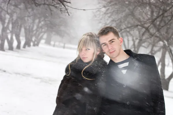 Homme et femme amoureux dans le blizzard — Photo