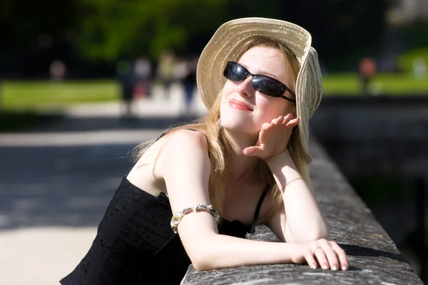 Ung kvinna i hatt njuta av solen — Stockfoto