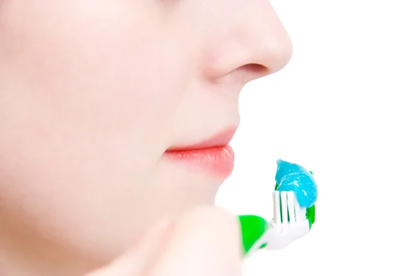Mujer joven limpiando sus dientes — Foto de Stock