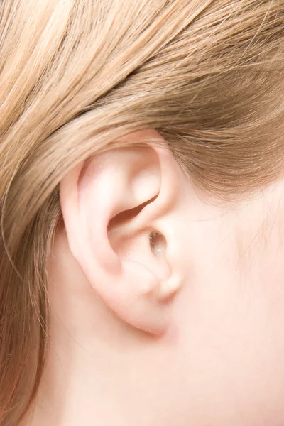 Joven caucásico mujer oreja primer plano — Foto de Stock
