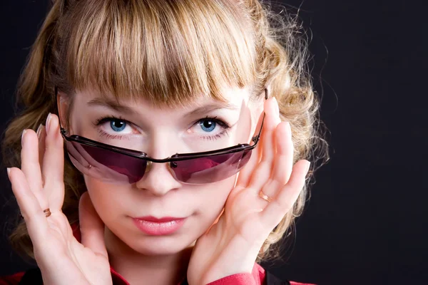 Jonge vrouw met zonnebril portret — Stockfoto