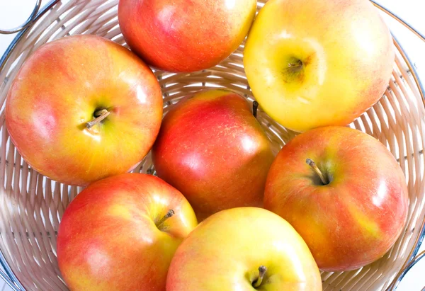 Dojrzałe jabłka w misce — Zdjęcie stockowe