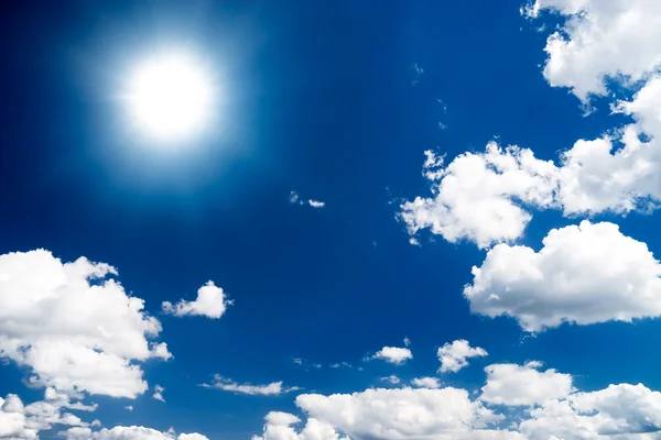 Драматичне висококонтрастне блакитне небо з сонцем — стокове фото