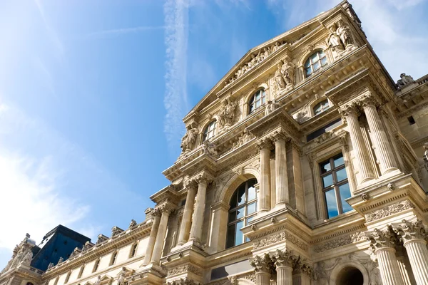 Louvren bygger på blå himmel bakgrund — Stockfoto